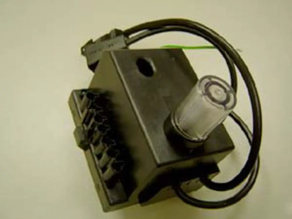 Steuergerät von Remeha mit mehreren Anschlüssen und einem Vorwärm-Bubble auf der Oberseite. Kabel für die Elektrozuleitung sichtbar.